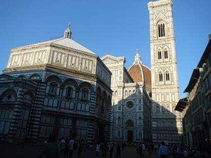 Florence Cathedral Catedral de Florencia La catedral de Santa María del Fiore fue diseñada por Arnolfo di Cambio (1245-1302) quien amplió considerablemente la estructura religiosa existente.
