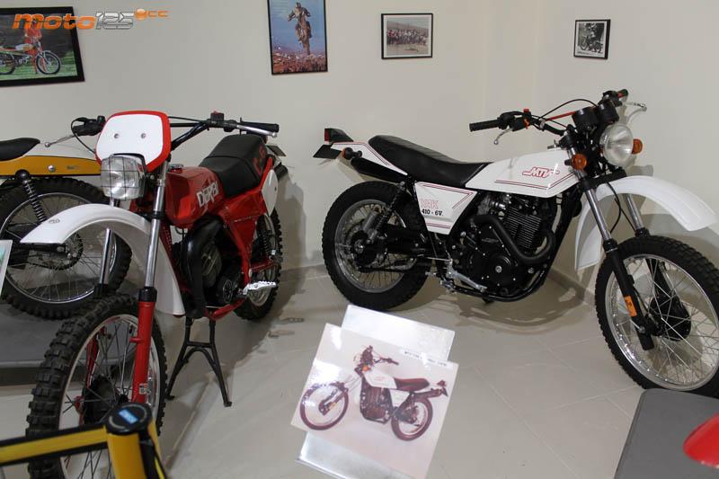 Junto a estas joyas únicas se dedica un recuerdo a la motocicleta en Alcalá de Henares, exponiéndose ejemplares de Vespa 150S y Vespino GL fabricado por MotoVespa en Madrid, motos de cross españolas