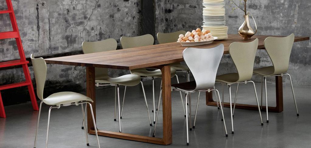 Mesa ESSAY Diseño: C. Manz FRITZ HANSEN Mesa realizada en madera maciza de roble, fresno, nogal y fresno color negro. Posibilidad de adaptar hasta 2 extensiones de 48 cm.