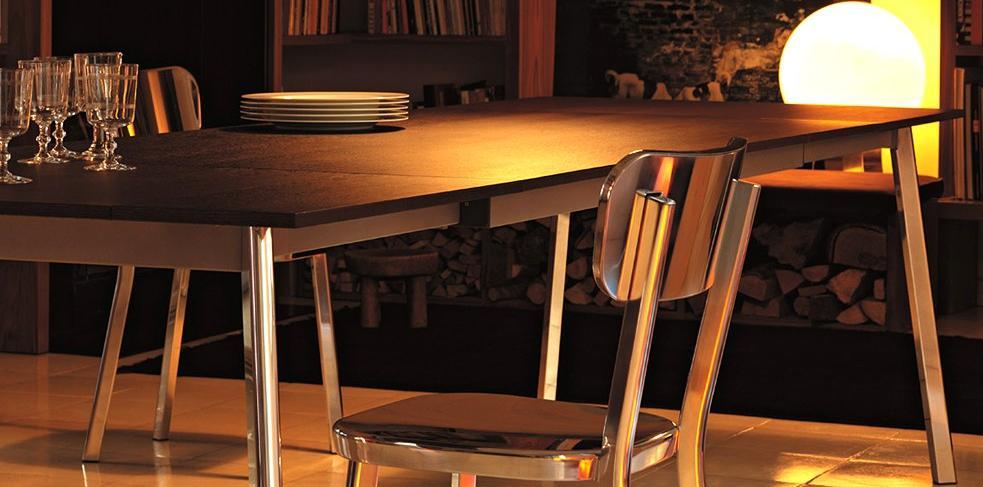 Mesa DEJA-VU TABLE Diseño: Naoto Fukasawa MAGIS Mesa extensible, estructura realizada en aluminio brillante. Tablero en laminado blanco, contrachapado roble o contrachapado roble tintado wengé.