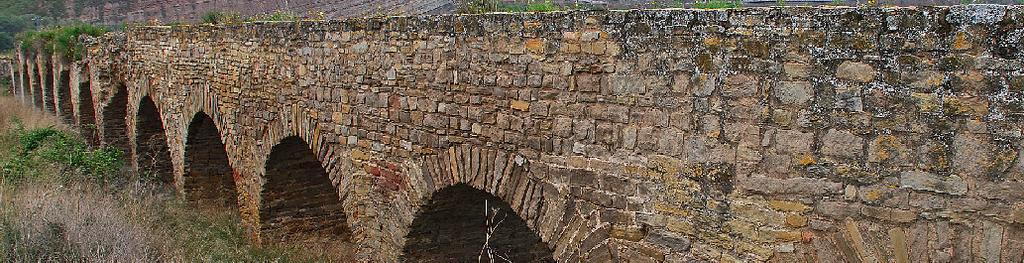 Próximo a la localidad esta el Acueducto romano "puente moros" Del mismo se conservan algunos arcos del S.I d. C. en la actualidad y está catalogado Monumento Histórico Artístico.