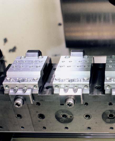 Mecanizado automático el itnc 530 gestiona y comunica Las exigencias requeridas entre las máquinas tradicionales para la construcción de moldes y matrices y los centros de mecanizado cada vez son más