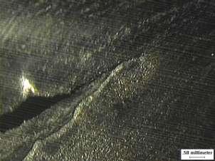 En la Fotografía N 3 se muestra la grieta con algunos pliegues en el acero, lo cual indica que el material se deformo plásticamente antes de la fractura.