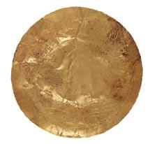El metal predominante es el cobre que frecuentemente se recubre con oro o plata. Hay grandes discos, narigueras, remates de bastón, colgantes y placas en forma de luna creciente.