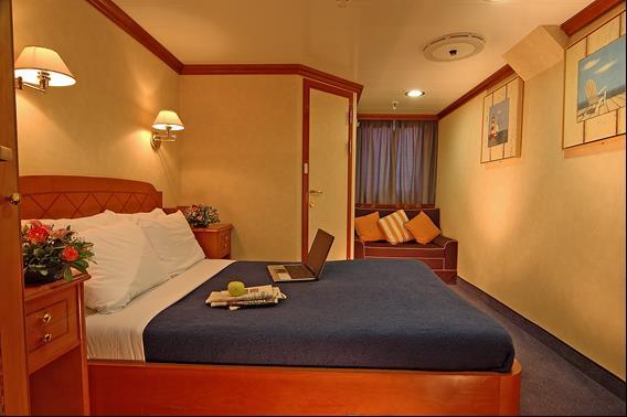 Las cabinas Las cabinas del SCPII están situadas en tres cubiertas, con muebles de madera y una agradable decoración.