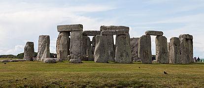 11. Stonehenge Es un monumento megalítico tipo crómlech, de finales del neolítico (siglo XX a.c.), situado cerca de Amesbury, en el condado de Wiltshire, Inglaterra, a unos quince kilómetros al norte de Salisbury.