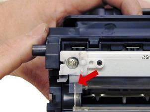 Insertar el destornillador debajo de la lámina transparente
