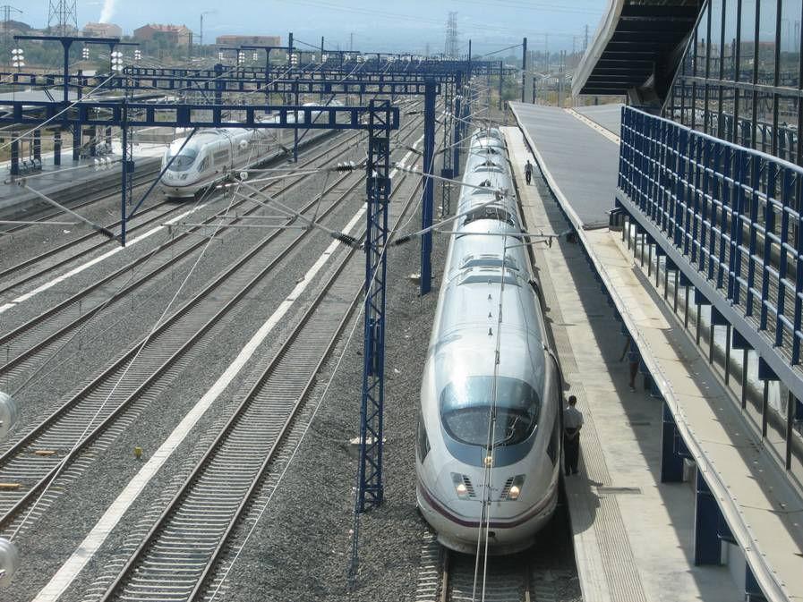 PITC-FOMENT: una Catalunya a dues velocitats L AVE MÉS RÀPID DEL MÓN. No necessitem trens a 350 km/h per vertebrar un país tan petit com Catalunya.