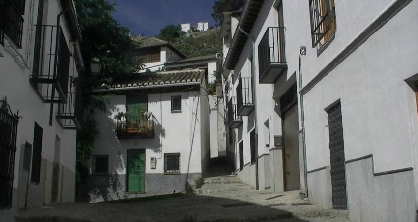 La carrera del Darro quizá sea la calle más bonita de España.