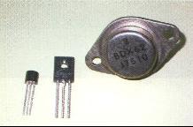 4.4.- Transistores Los transistores son componentes electrónicos formados por tres capas de material semiconductor, que conectados de forma adecuada en un circuito, pueden