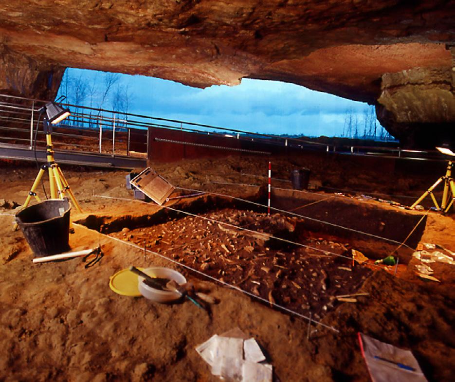 8 Figura 8 Vista de la boca de entrada y recreación de la excavación en la Neocueva - Museo de Altamira 32 proyecto, directamente vinculados a la conservación de la cueva fueron: la realización de