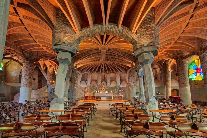 La Cripta Gaudí En el año 1.898 Eusebi Güell encargó al arquitecto Antoni Gaudí el proyecto de una iglesia para la colonia textil de Santa Coloma de Cervelló. El año 1.