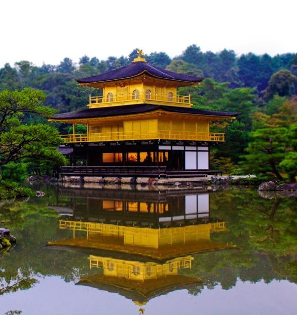 templo Kiyomizu, Patrimonio de la Humanidad, situado en una ladera de la montaña desde donde se divisa