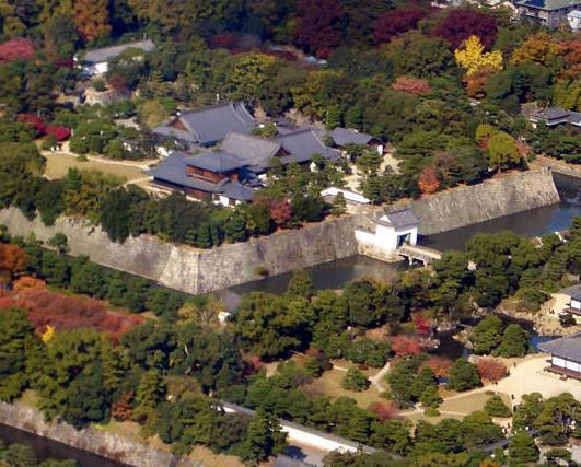 Visitaremos también el Templo Sanjusangendo; el Castillo de Nijo, perfecto ejemplo de la arquitectura de