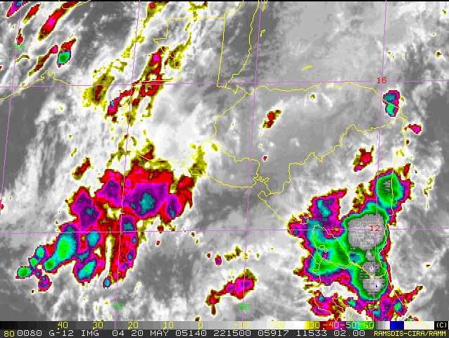 En la imagen de satélite infrarroja de 4 Km. de resolución, a las 4:15 p.m. se observa nubosidad sobre El Salvador y Honduras asociada a los remanentes de Adrián.
