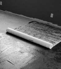 No use sobre sustratos que contengan asbesto, madera contrachapada para aplicaciones en exteriores o sustratos consistentes en materiales para pisos formados por tableros de madera, madera prensada,
