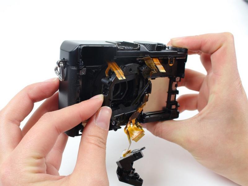 Tanto el conjunto de flash y la carcasa de la lente todavía se adjuntará a la cámara a través de cables de cinta