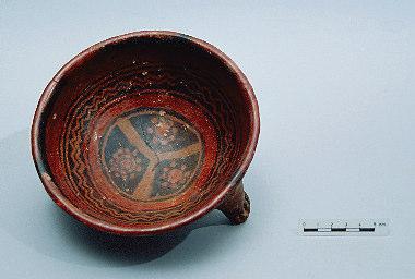 Tipo rojo/bayo a brochazos La combinación del rojo y el bayo es muy común en la cerámica prehispánica; sin embargo, la característica de esta decoración es que de debió aplicarse con un pincel o