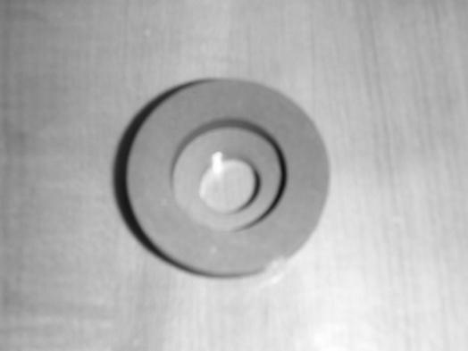 Para comprobar esto utilizamos un tapón de hule con diámetro de 43 mm y conductividad térmica menor que 0.2 WK -1 m -1, (fig. 5). Fig. 3 Tapa con apertura de 14 mm de diámetro.