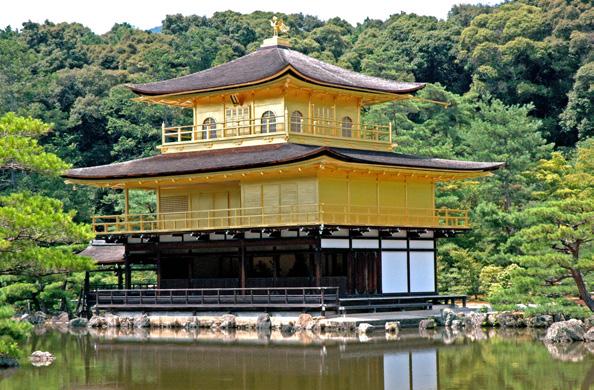 Llegada al hotel y acomodación. Tarde Libre. Noche en Kyoto. NARA- INARI DÍA 12: VISITANDO KYOTO Por la mañana visitaremos el templo Kinkakuji, llamado también el Pabellón de Oro.