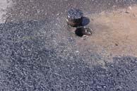 El pavimento asfaltico va reduciendo su vida util con el tiempo debido a la alteración (perdida) de las propiedades adhesivas de este al