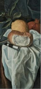 blanco. A su lado hay unos gajos de naranja y esto se debe a que era muy común para Heem pintar naturalezas muertas con diferentes elementos colocados al azar.