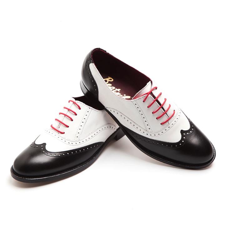 LENA B&W Zapato Oxford bicolor blanco y negro realizado en piel boxcalf, forro vacuno cosido a mano color Cereza, piso suela en cuero natural.