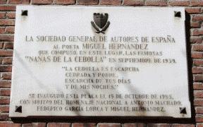 Miguel Hernández permaneció en este centro carcelario desde el 15 de mayo hasta el 15 de septiembre de 1939, siendo destinado a la 4ª galería, situada en el desván o buhardilla más próxima a la calle