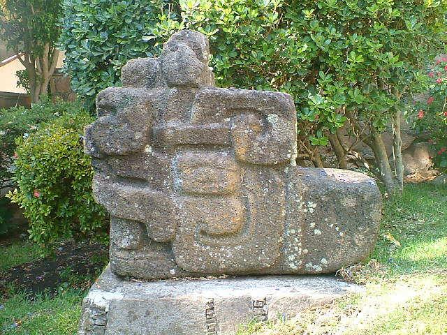Una de las esculturas con forma de cabeza de serpiente procedentes de La Peña.