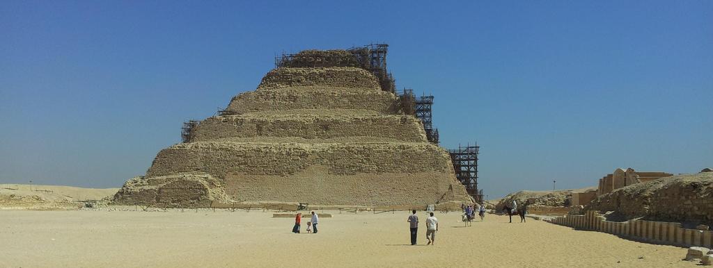Cada pirámide, bajo relieve, jeroglífico, monolito, tumba milenaria etc.