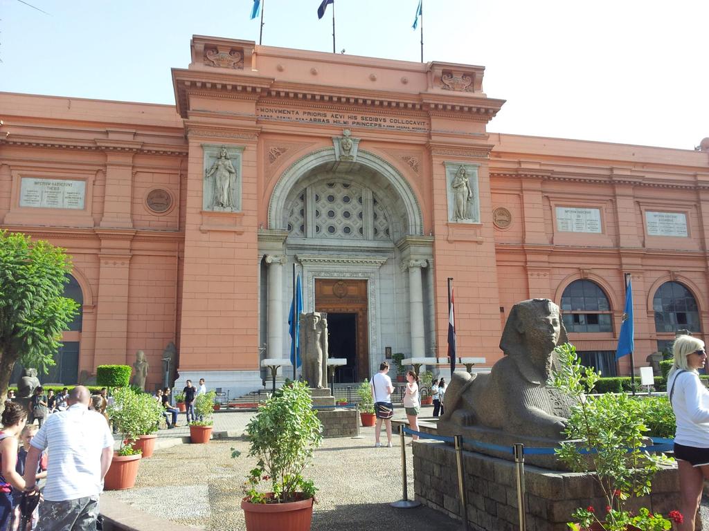 El Museo Egipcio (en المتحف المصري (, árabe se encuentra en El Cairo y custodia una colección