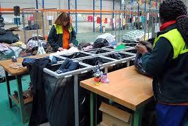 Para poder cumplir con el objetivo de la Entrega Social de ropa, el textil recogido pasa por diversas fases hasta su acondicionamiento final.