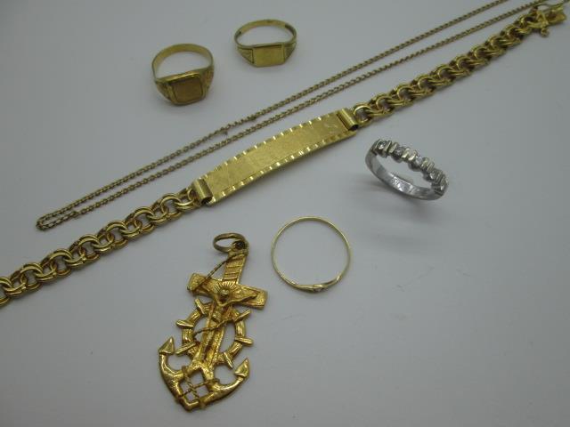 estimadas SI2-H. LOTE: L-028 Peso: 22,90 Precio: 435,00 Un sello de oro; una sortija de oro y una esclava de oro.