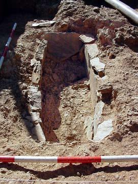 262 Carrascoso (Higuera de la Sierra, Huelva): el registro arqueológico de un enterramiento en cista presencia de un ajuar funerario de prestigio y otras características constructivas (túmulos),