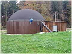 4.3.6 Digestor con Tanque De Almacenamiento Tradicional y Cúpula de Polietileno Otro tipo de planta de producción de biogás que ha logrado disminuir los costos hasta 30 % con respecto a los