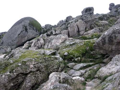 Granito Es la roca subyacente más común de las masas continentales.