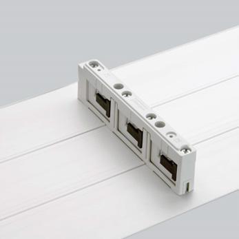 Características técnicas 8 6 Soportes para barras 60mm-System compact Tripolar para barras 12x5 y 12x10 según IEC/UL De 4 y5 polos para barras 12x5 según IEC con protecciones laterales; pueden