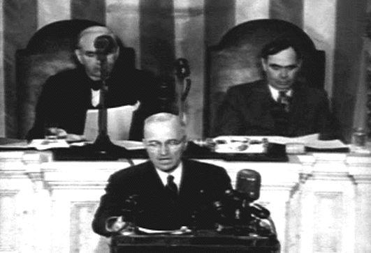 Causas y orígenes La Doctrina Truman En 1947 mediante un discurso al Congreso, asume el liderazgo del mundo libre con el fín de contener el avance comunista y sentando las bases teóricas de la
