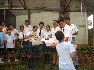 Agustín y Colegio Salud en temas puntuales sobre la crianza de mariposas en cautiverio.