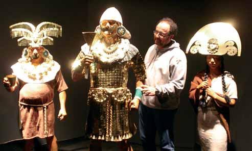 La exposición El Señor de Sipán se plantea con una selección de cuarenta y cinco piezas de metal (entre oro, plata, cobre y cobre dorado), dos de materiales orgánicos y treinta y seis de cerámica,