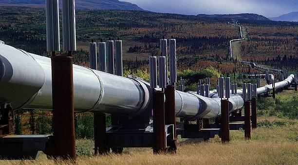 El oleoducto de Alaska (EEUU) transporta petróleo desde el campo de petróleo de la bahía de Prudhoe hasta los petroleros que atracan en el sur de