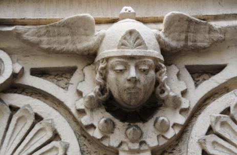1879. Un dels rostres de la plaça Caduceu pl. Papau Els rostres estan coronats amb la roda dentada de la Indústria.
