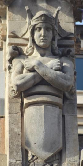El vestíbul i la façana es van conservar i Eusebi Arnau va afegir detalls escultòrics amb al legories a la Pintura, la Música, la Literatura i l Escultura, entre aquests hi apareix Hermes com a