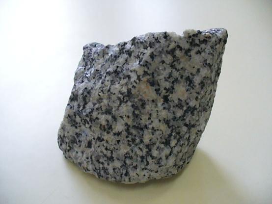 rocas plutónicas: -Se forman por el enfriamiento y solidificación de un