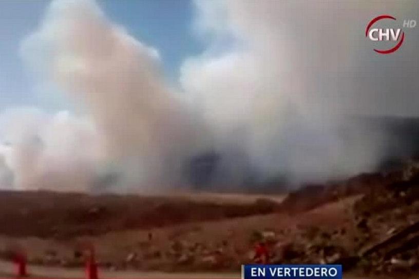 Incendio en un depósito de basura en Santiago (-33,697 Lat. / - 70,798 Long.), Chile: comunas de la ciudad cubiertas por la pluma de humo.