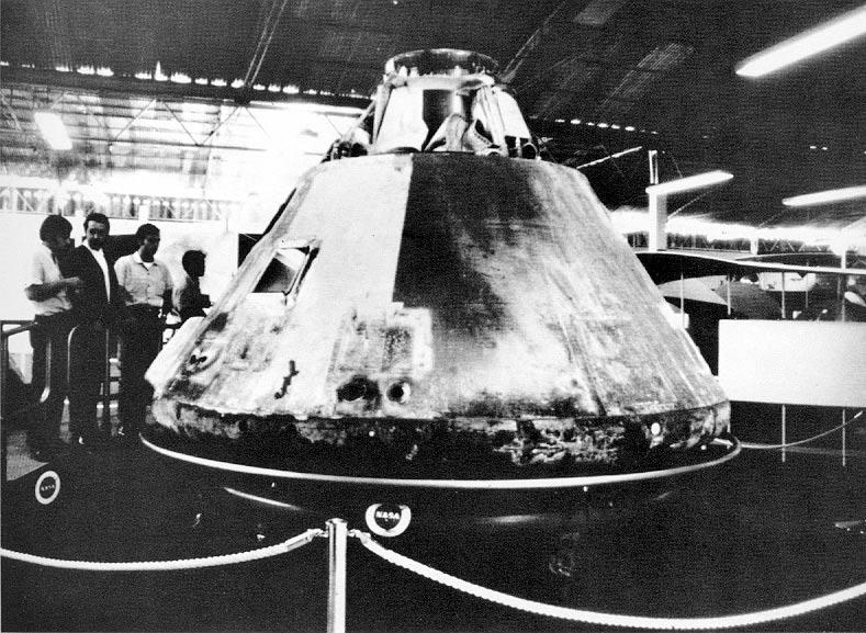 Una cápsula Apolo (arriba), con el escudo térmico que muestra señales del intenso calor de la reentrada a la atmósfera, resultó una de las grandes atracciones de la exposición norteamericana.