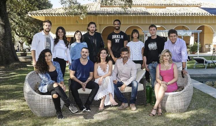 Novedades en Antena 3 La cadena naranja arranca también el curso con grandes ofertas como la segunda temporada de la ficción nacional Mar de plástico que se estrenó el pasado 12 de septiembre.