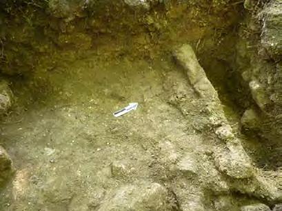 Asimismo, se encontró otro alineamiento de piedras paralelo con el Muro Norte que forma un pequeño canal de aproximadamente 20 cm de ancho cuya función es desconocida.