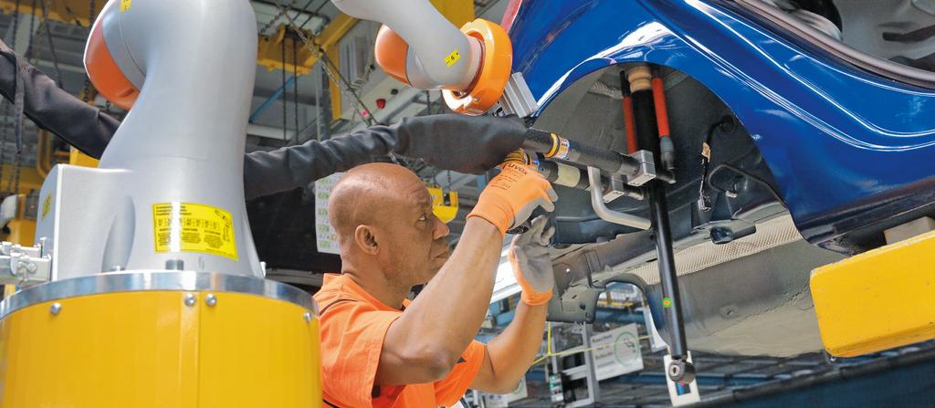 Fabricație Fabricație LUCRÂND ÎMPREUNĂ CU ROBOȚII Ford este printre primii producători auto care a dezvoltat o nouă și integrată abordare a operatorilor și roboților care lucrează împreună pe linia