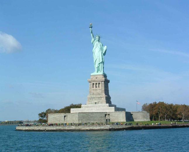 Qué visitar? La Estatua de la Libertad La Estatua de la Libertad (Statue of Liberty) es uno de los monumentos más famosos de Nueva York, de los Estados Unidos y por tanto, de todo el mundo.